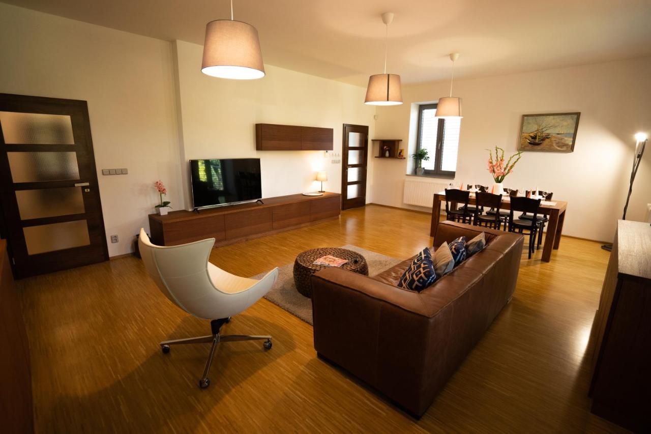 Black Field Apartment Brno Luaran gambar