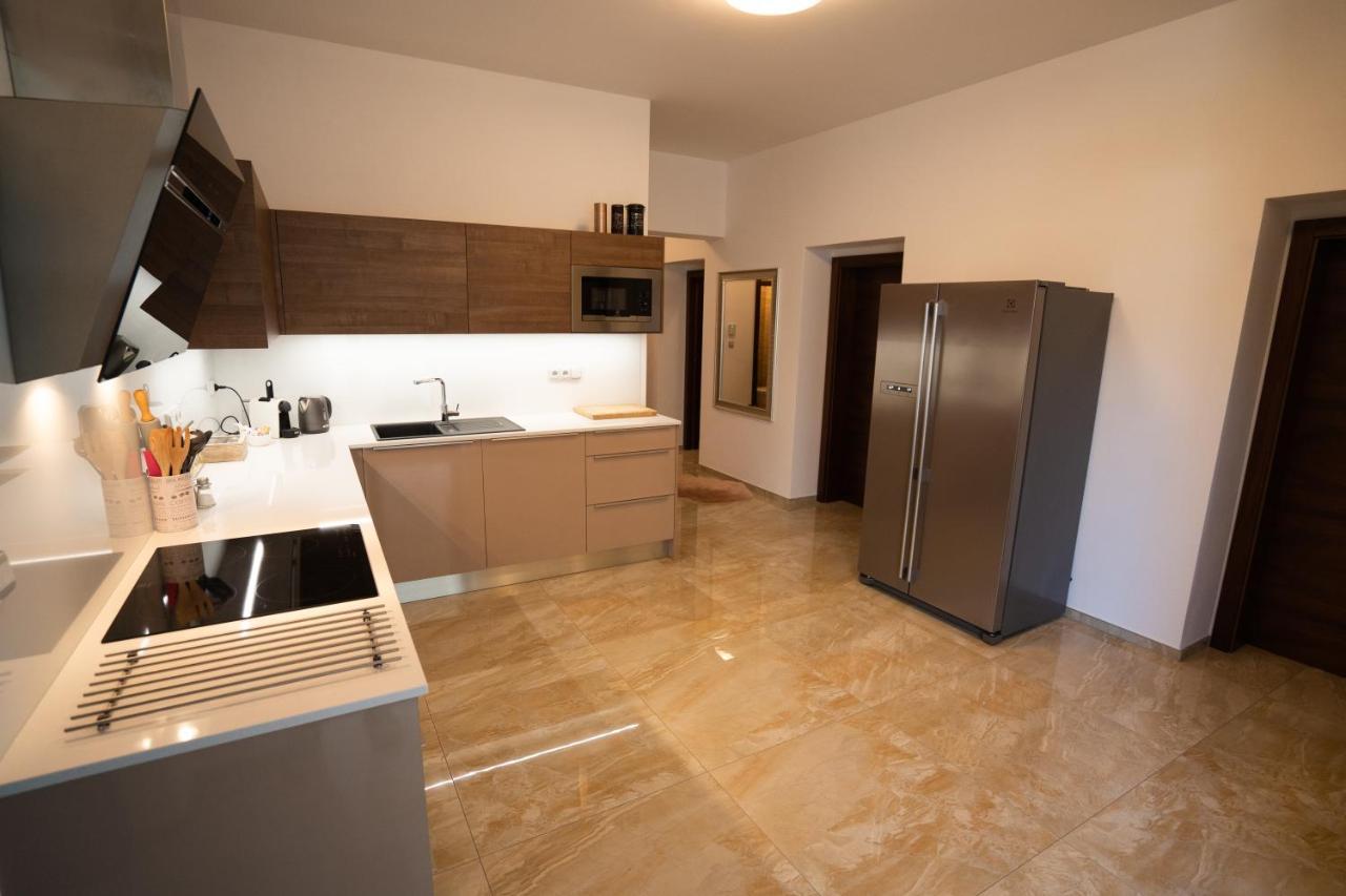 Black Field Apartment Brno Luaran gambar