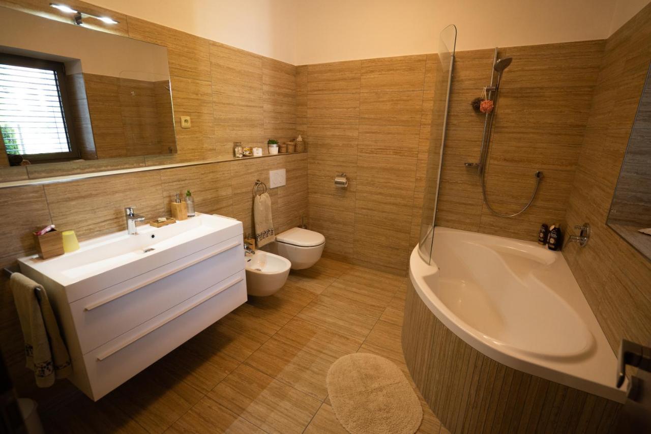 Black Field Apartment Brno Luaran gambar