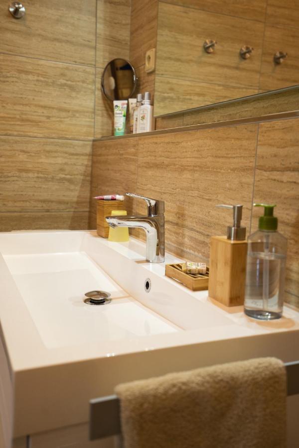 Black Field Apartment Brno Luaran gambar